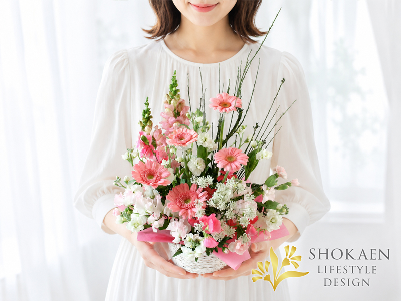 alt="フラワーギフト 全国発送 におすすめ！金沢正花園のピンクのガーベラが可愛い華やかアレンジメント"
