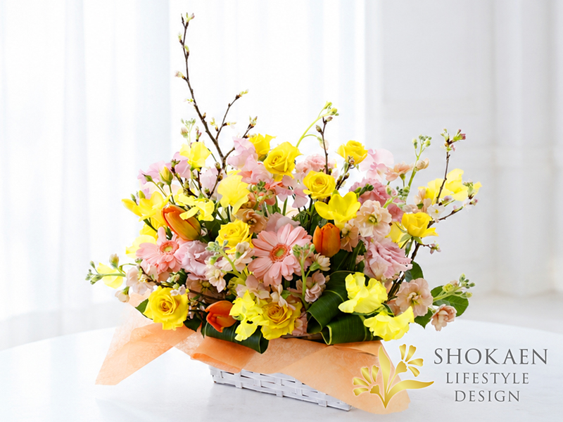 alt="明るいフラワーギフト 全国発送！金沢正花園の黄色やピンクがポップで華やかな横長バスケットアレンジメント"