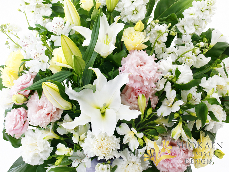 供花 白ピンク 全国発送・正花園の白とライトピンクを基調とした柔らかく温かみある供花バスケットアレンジメント「久遠」