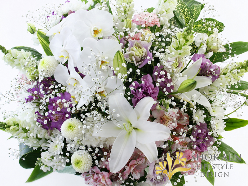 白 供花 紫 全国発送・正花園の白と紫を基調とした華やかで温かみある供花バスケットアレンジメント「花笑み」