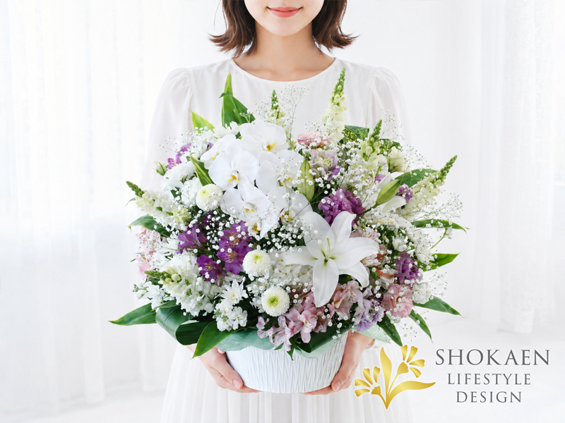 白 供花 紫 全国発送・正花園の白と紫を基調とした華やかで温かみある供花バスケットアレンジメント「花笑み」