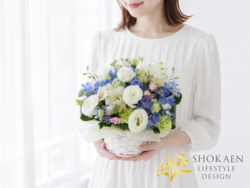 ペット お供え花 全国発送・正花園の白とブルーを基調とした優しく清らかな供花バスケットアレンジメント「想花」