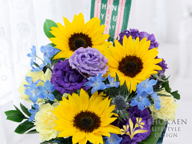 alt="父の日ギフトにおすすめの、ひまわりを使った正花園のフラワーアレンジメント"