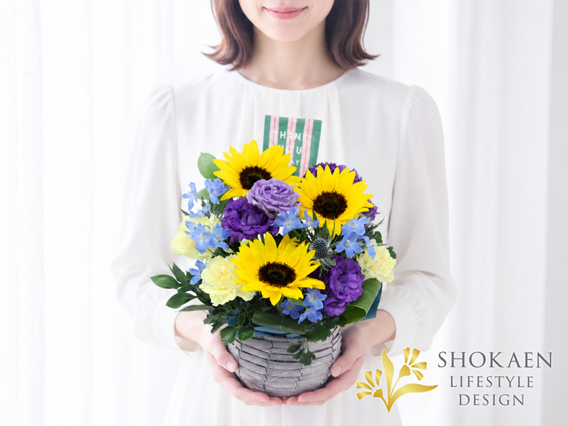alt="父の日ギフトにおすすめの、ひまわりを使った正花園のフラワーアレンジメント"