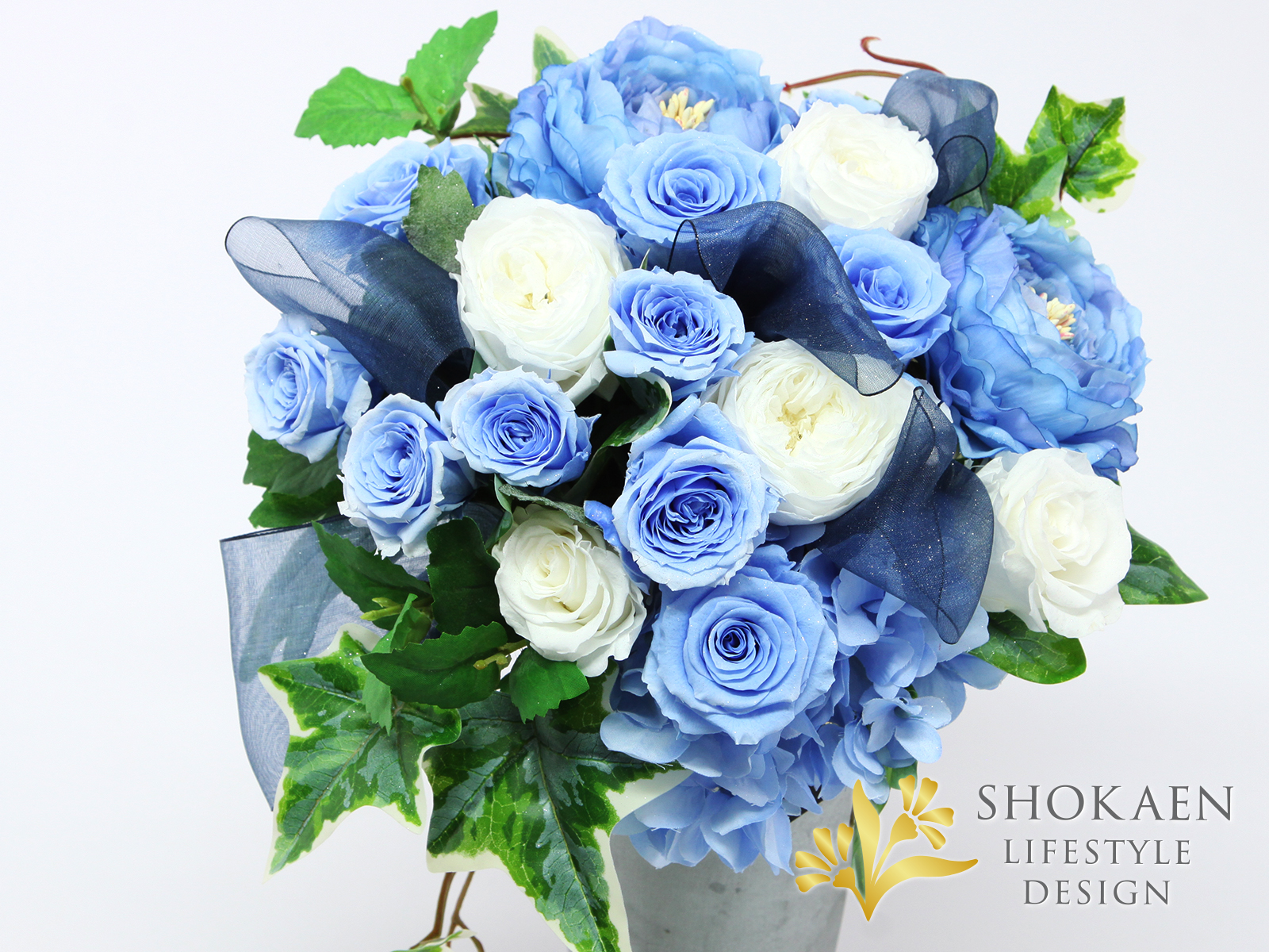 プリザーブド 青バラ 御祝・正花園の青バラと白バラを基調とした爽やかで上品なプリザーブドフラワーアレンジメント「Azur」