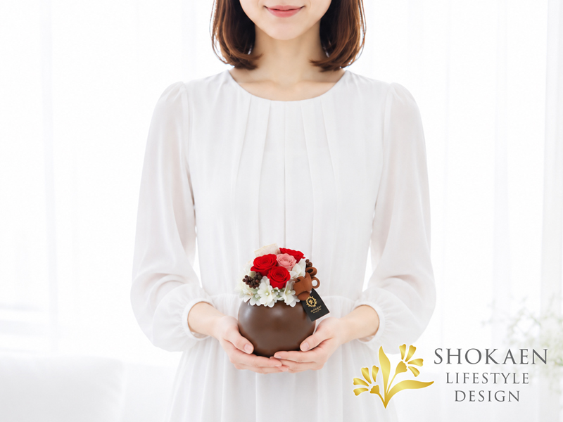 プリザ 赤バラ ギフト・正花園のブラウンの球形器に赤バラを贅沢に飾った大人の高級感あふれるプリザーブドフラワーアレンジメント「ノワジール」