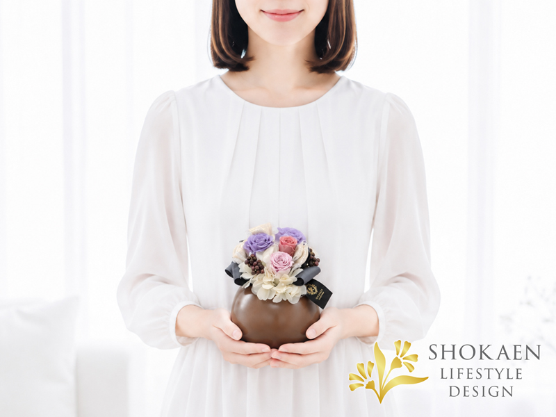 プリザ 紫バラ ギフト・正花園のブラウンの球形器に紫・ピンクバラを贅沢に飾った上品な高級感あふれるプリザーブドフラワーアレンジメント「ノワジール」