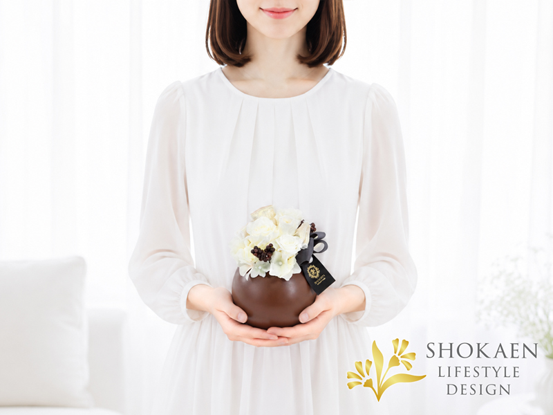プリザ 白バラ ギフト・正花園のブラウンの球形器に白バラを贅沢に飾ったシックで上品なプリザーブドフラワーアレンジメント「ノワジール」