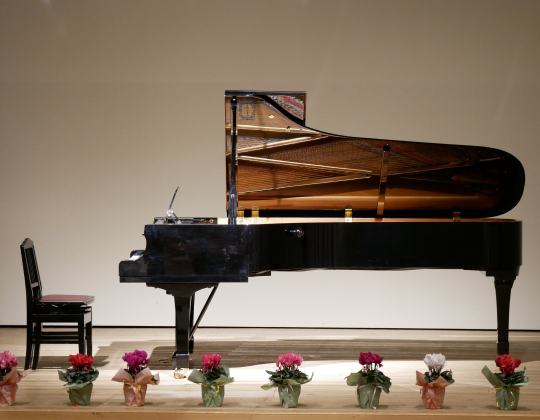 ステージ装飾（ピアノと花鉢）
